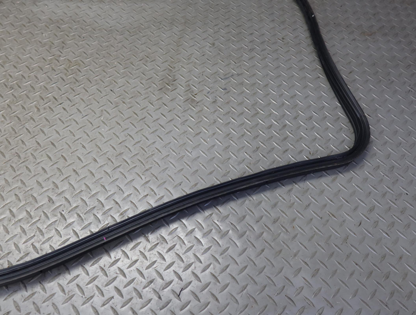 99-01 Toyota Crown JZS175 Rear Trunk Lid Weatherstrip Rubber Seal OEM