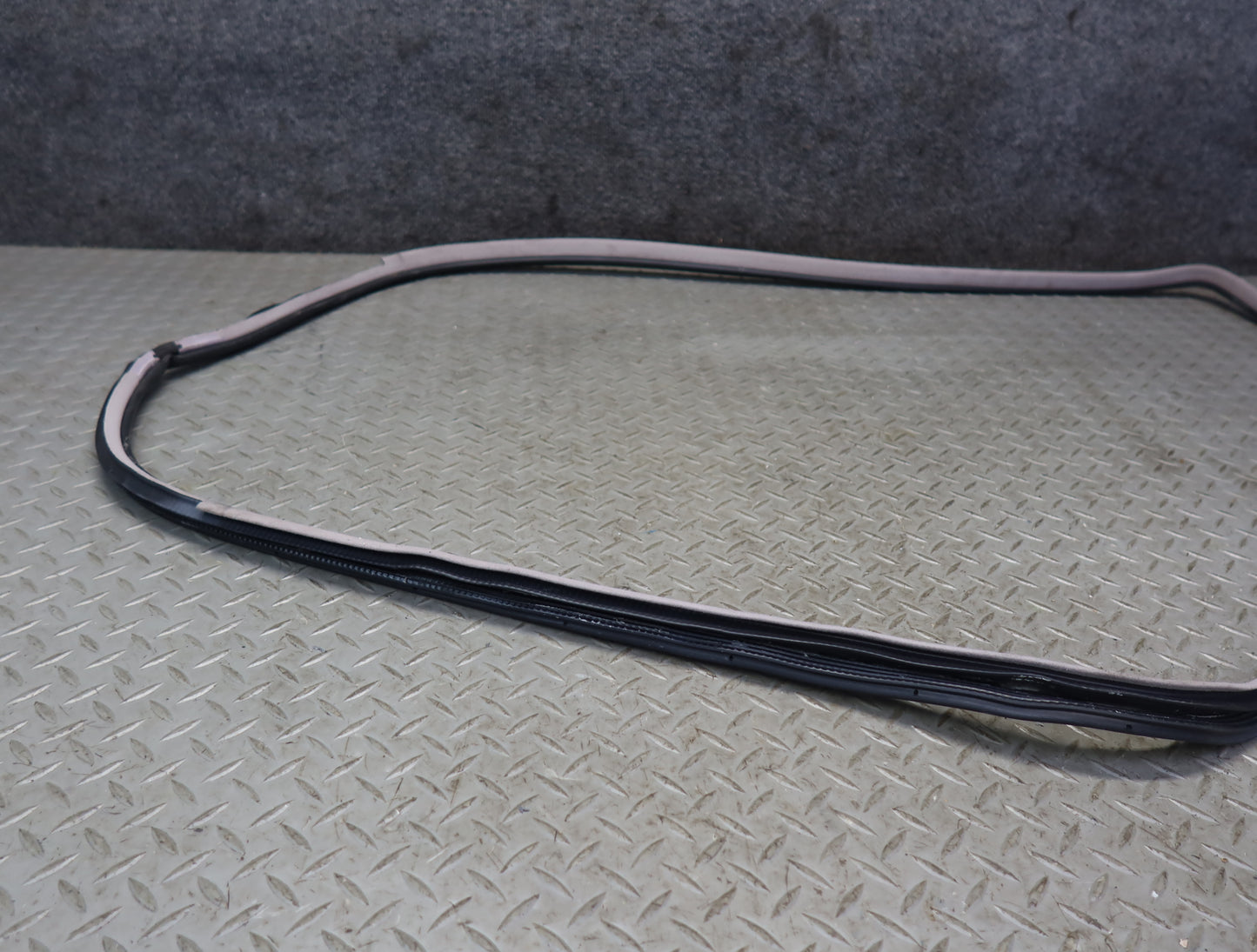 99-01 Toyota Crown JZS175 Rear Right Door Weatherstrip Rubber Seal Gasket OEM
