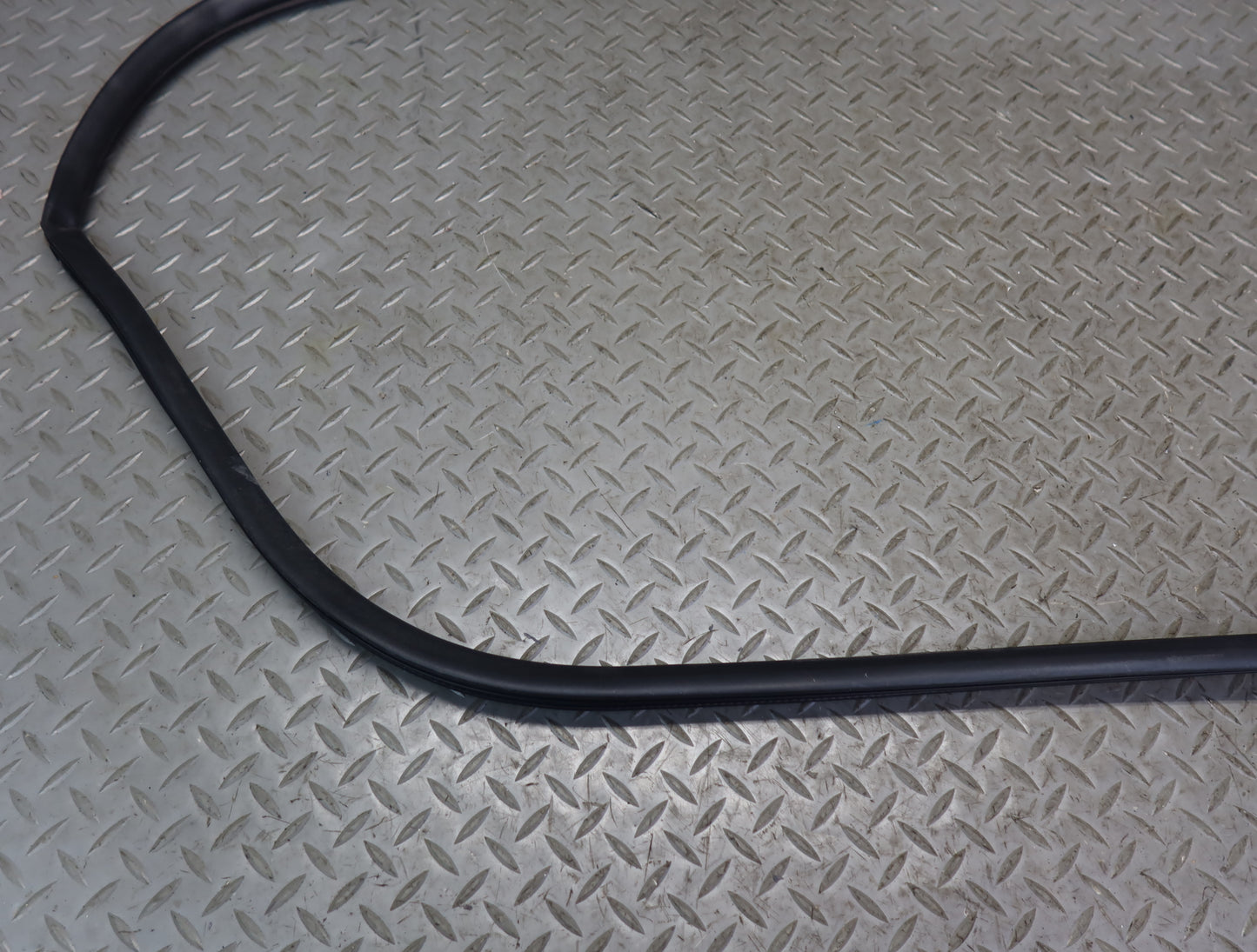 99-01 Toyota Crown JZS175 Rear Right Door Weatherstrip Rubber Seal Gasket OEM