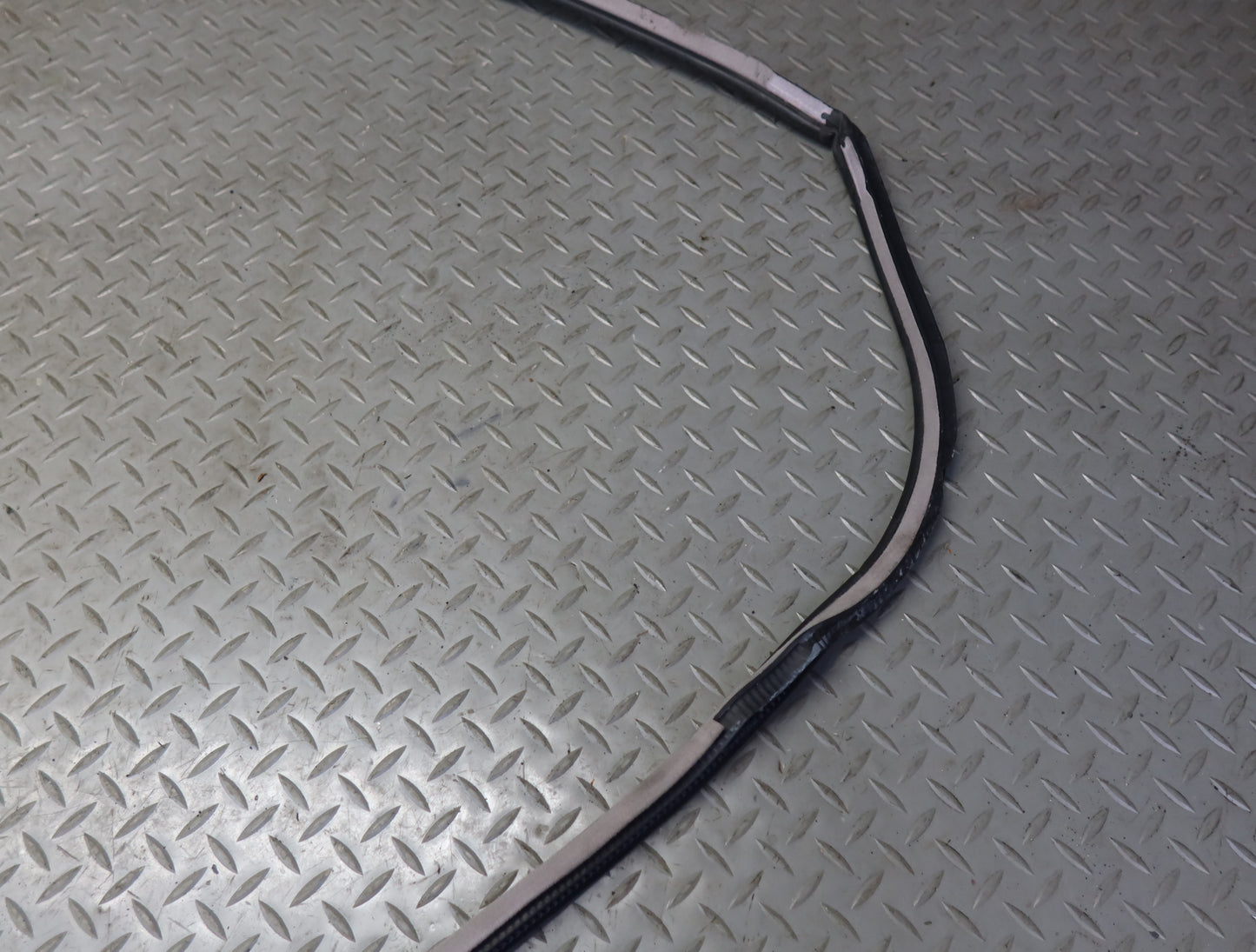 99-01 Toyota Crown JZS175 Front Right Door Weatherstrip Rubber Seal Gasket OEM