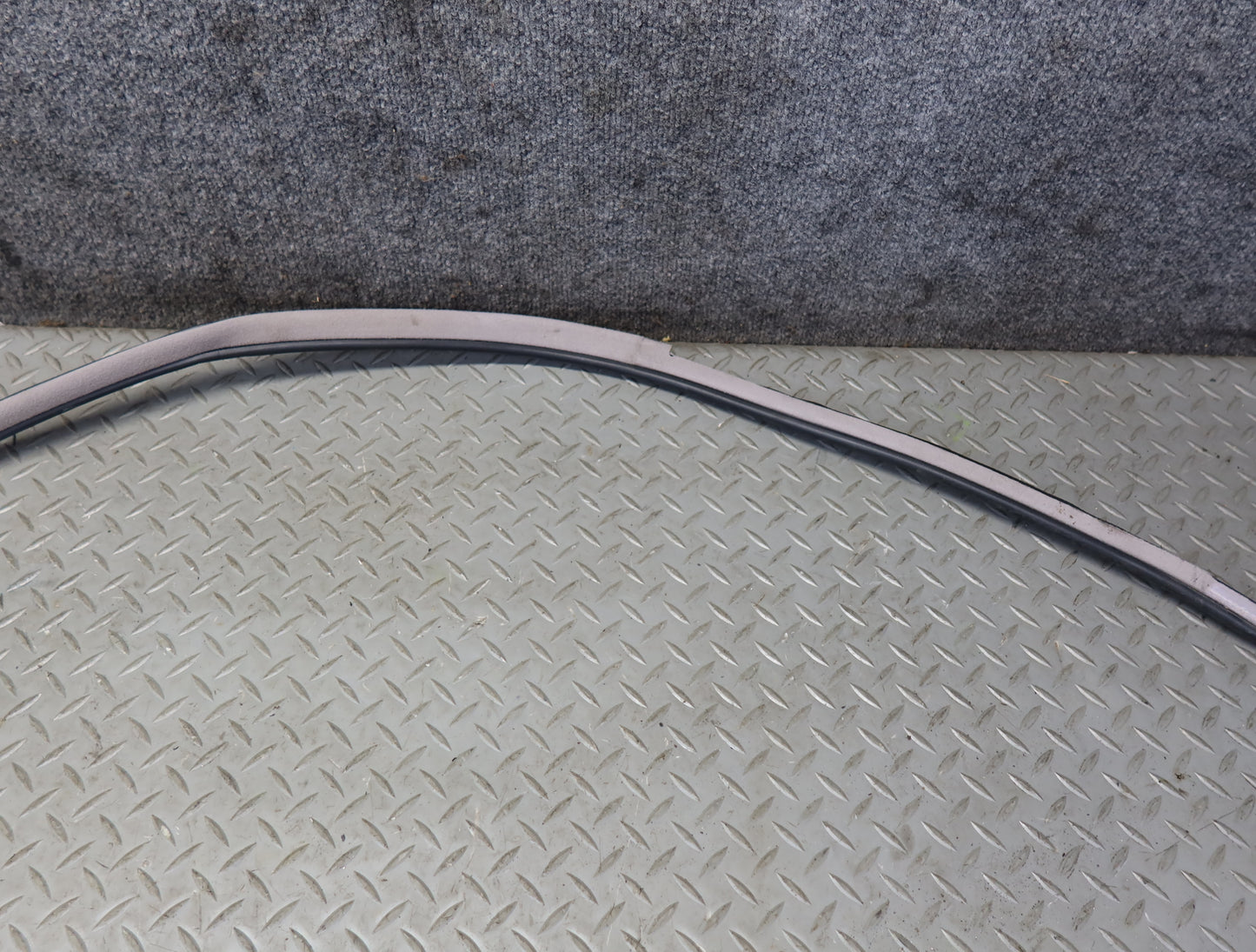 99-01 Toyota Crown JZS175 Front Right Door Weatherstrip Rubber Seal Gasket OEM
