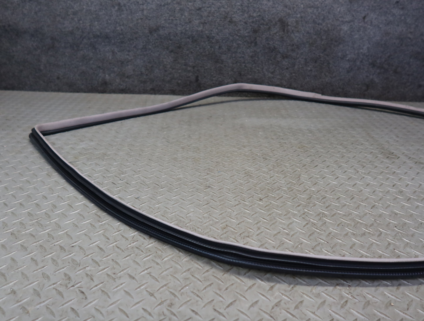 99-01 Toyota Crown JZS175 Front Right Door Weatherstrip Rubber Seal Gasket OEM