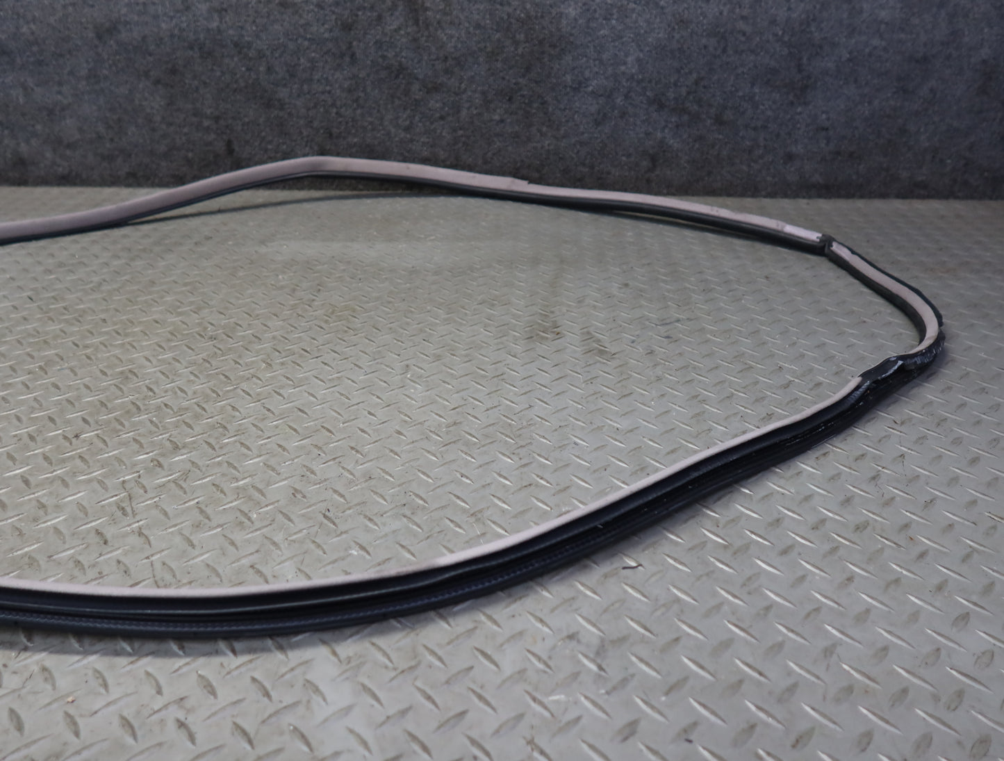 99-01 Toyota Crown JZS175 Front Right Door Weatherstrip Rubber Seal Gasket OEM