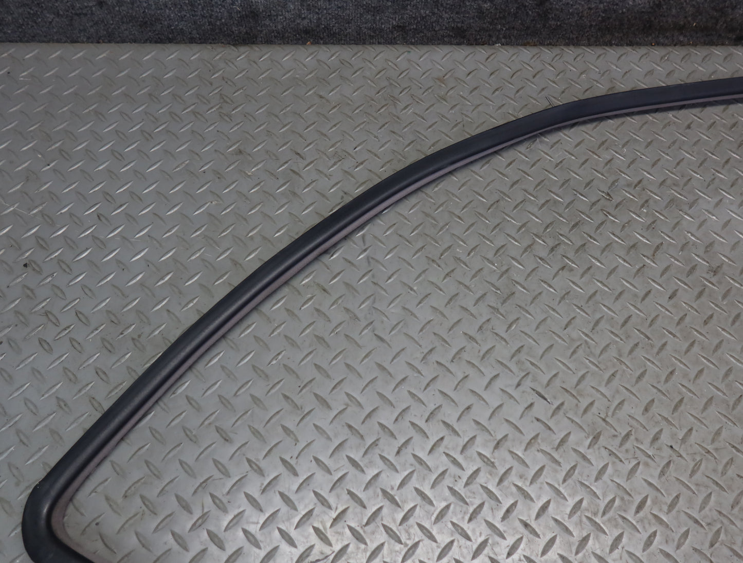 99-01 Toyota Crown JZS175 Front Right Door Weatherstrip Rubber Seal Gasket OEM