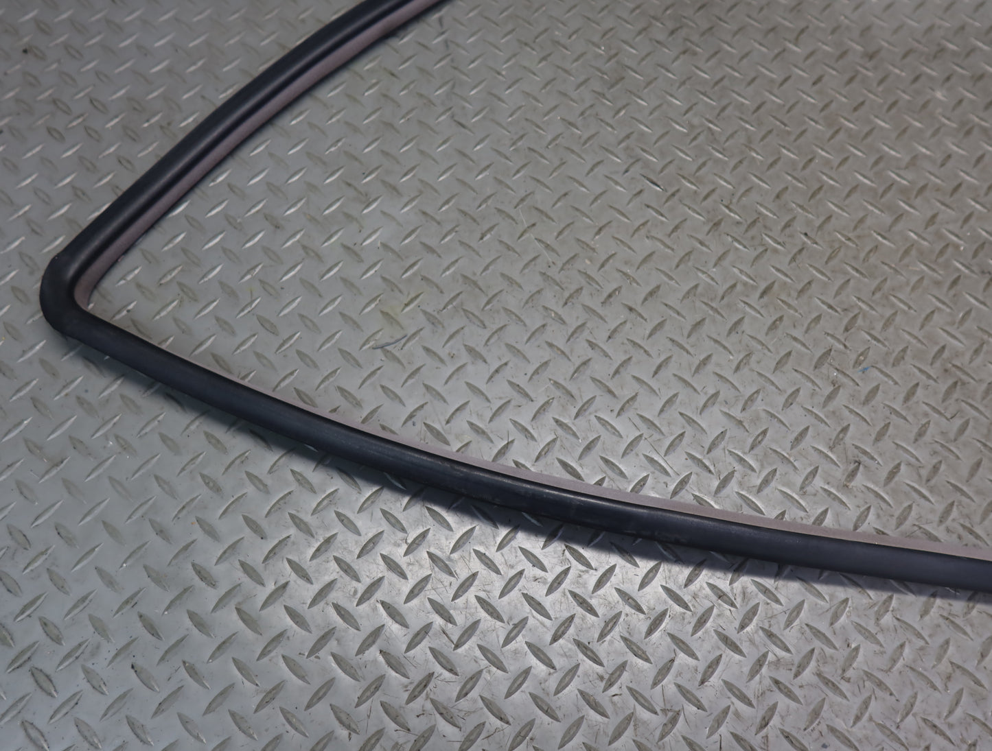 99-01 Toyota Crown JZS175 Front Right Door Weatherstrip Rubber Seal Gasket OEM