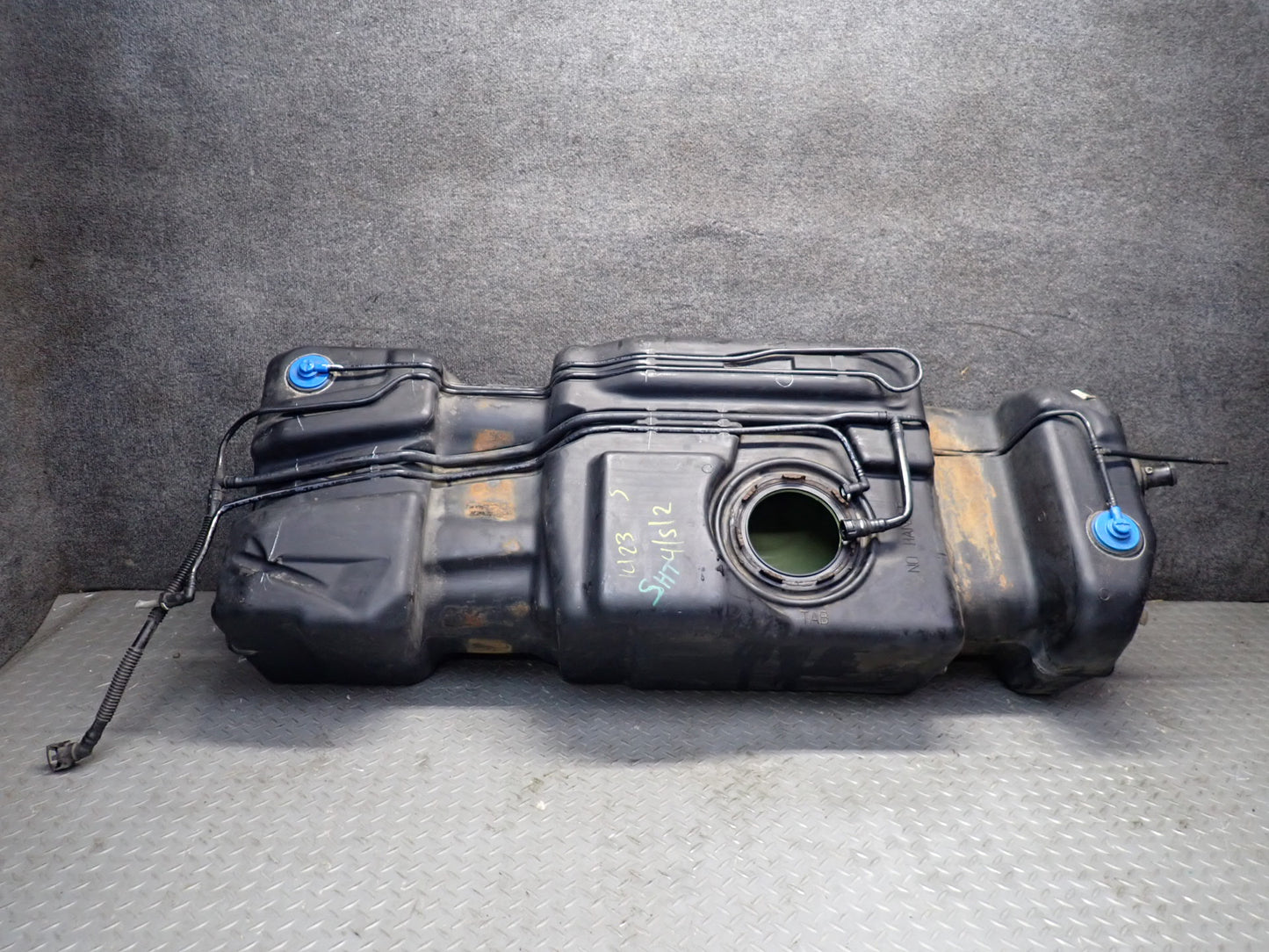 2004-2007 Hummer H2 Gas Fuel Tank Unit w Lines 15125366