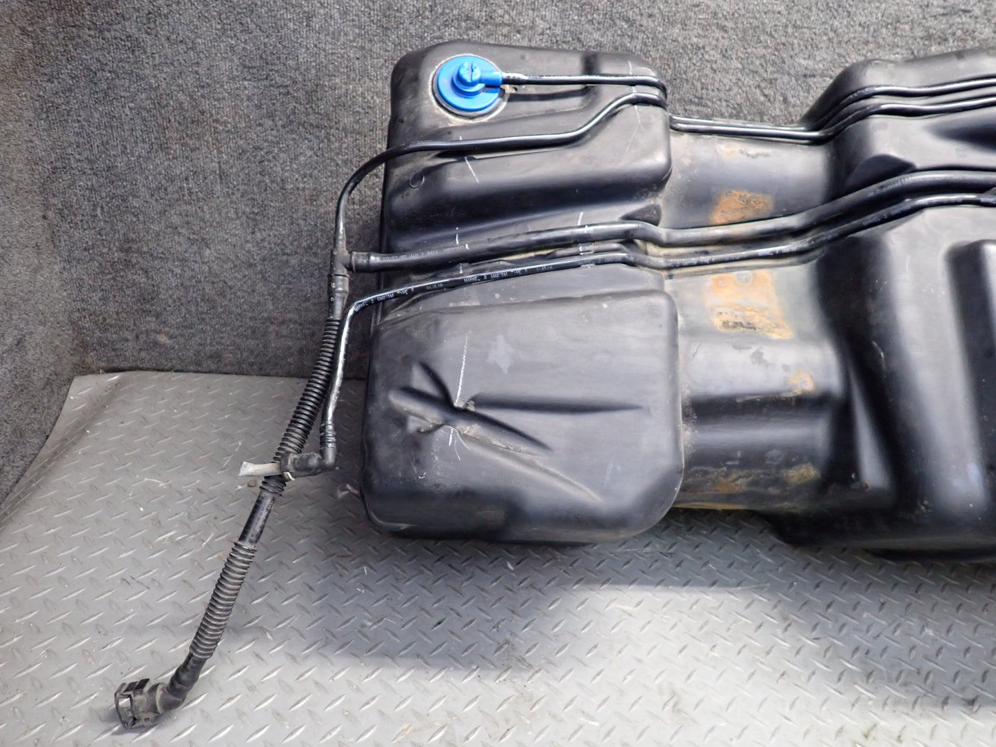 2004-2007 Hummer H2 Gas Fuel Tank Unit w Lines 15125366