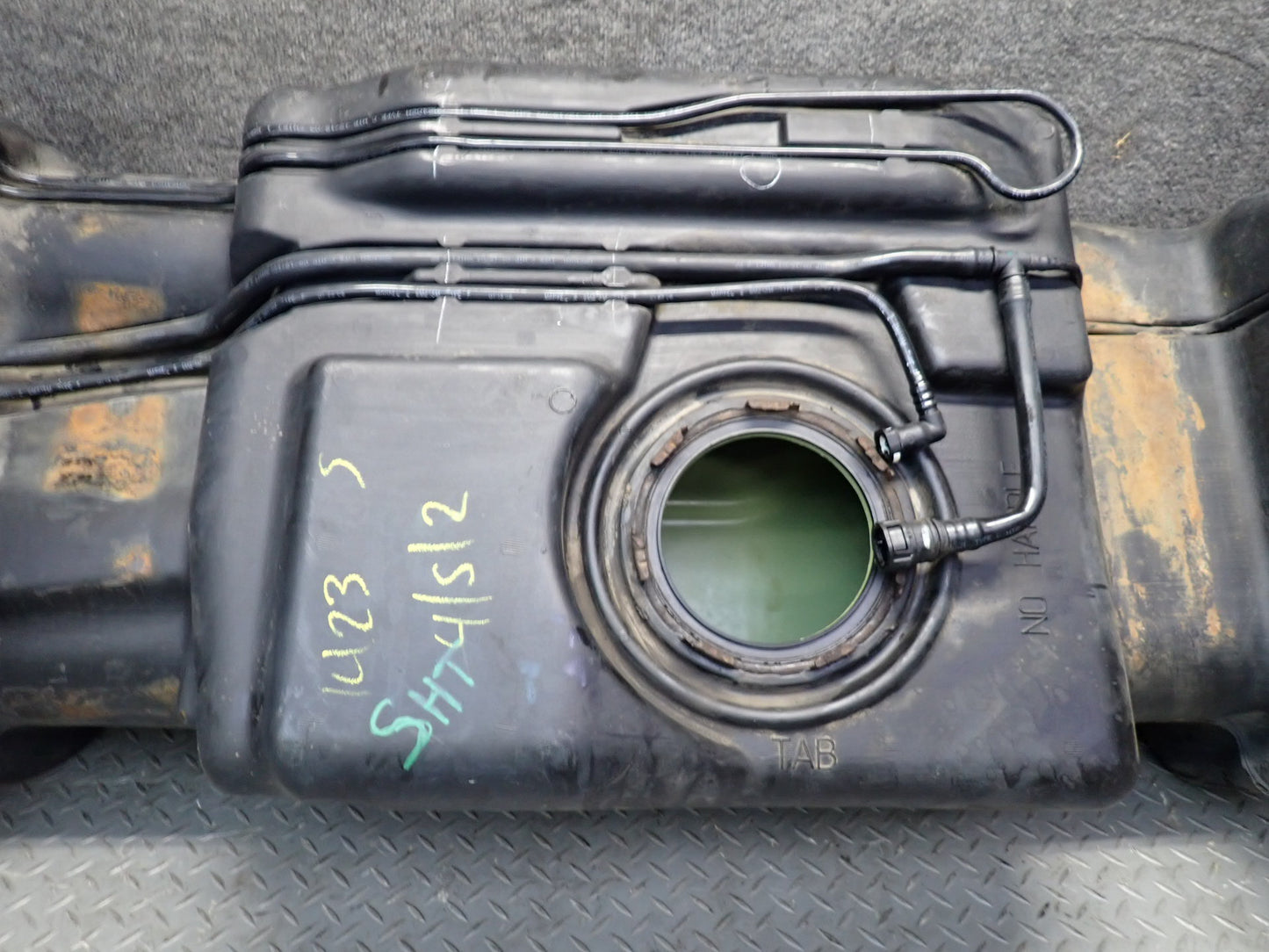 2004-2007 Hummer H2 Gas Fuel Tank Unit w Lines 15125366