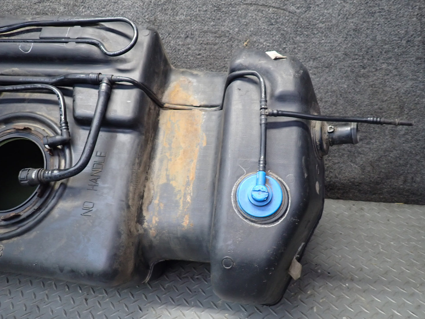 2004-2007 Hummer H2 Gas Fuel Tank Unit w Lines 15125366