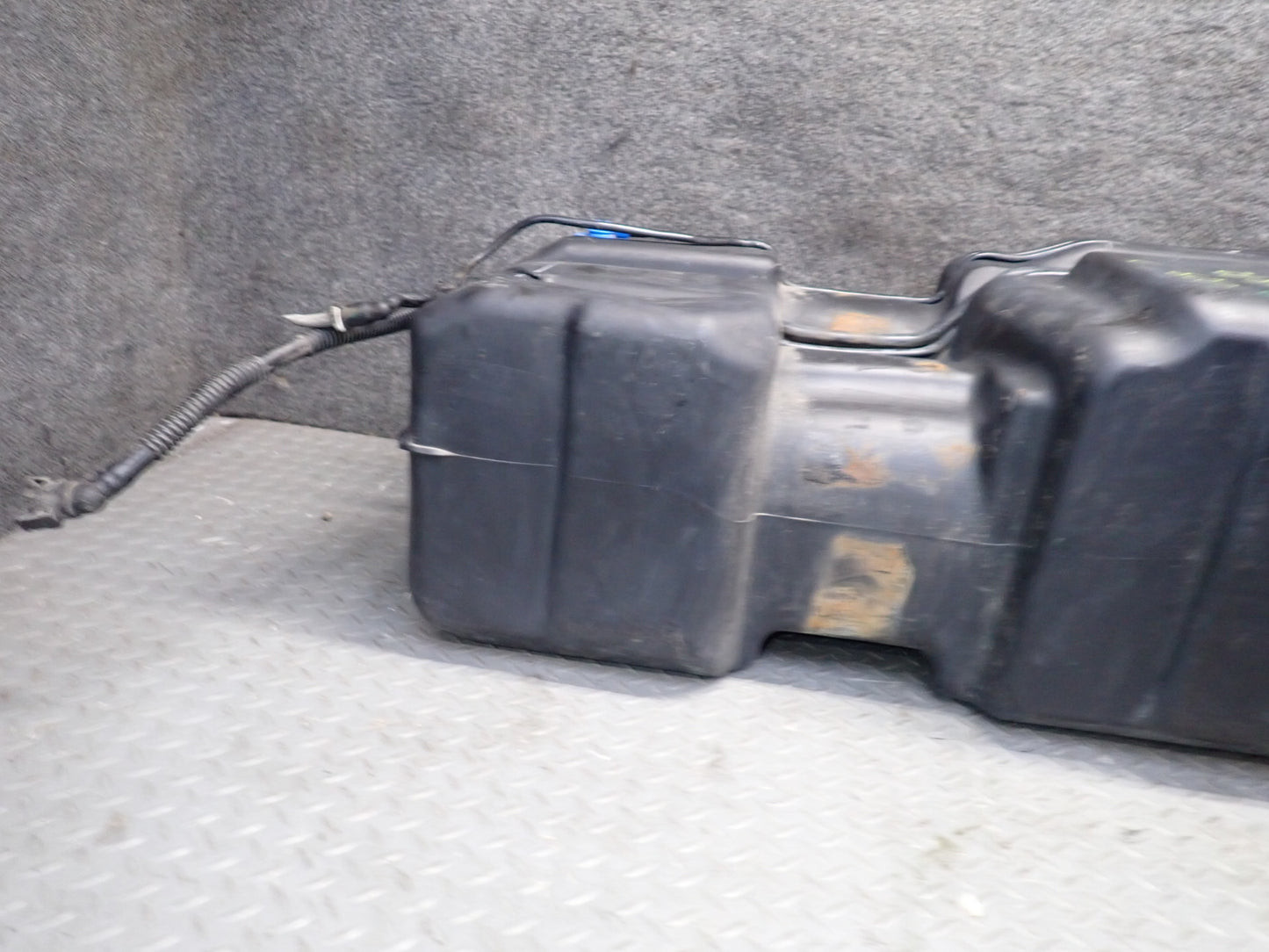 2004-2007 Hummer H2 Gas Fuel Tank Unit w Lines 15125366