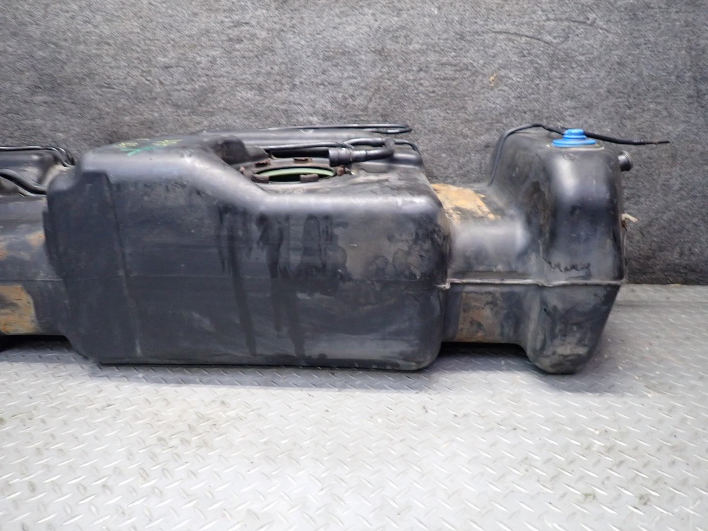 2004-2007 Hummer H2 Gas Fuel Tank Unit w Lines 15125366