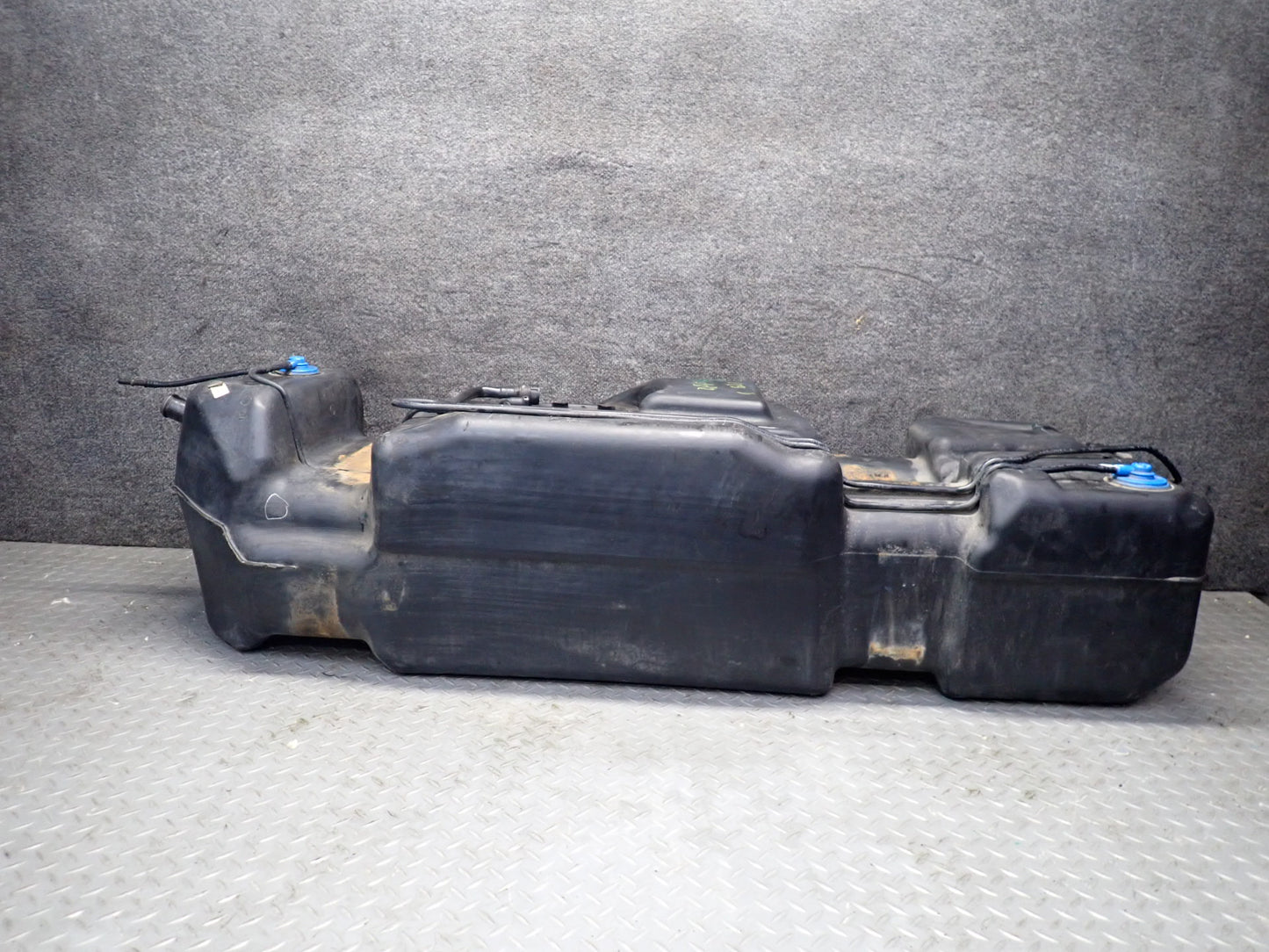 2004-2007 Hummer H2 Gas Fuel Tank Unit w Lines 15125366