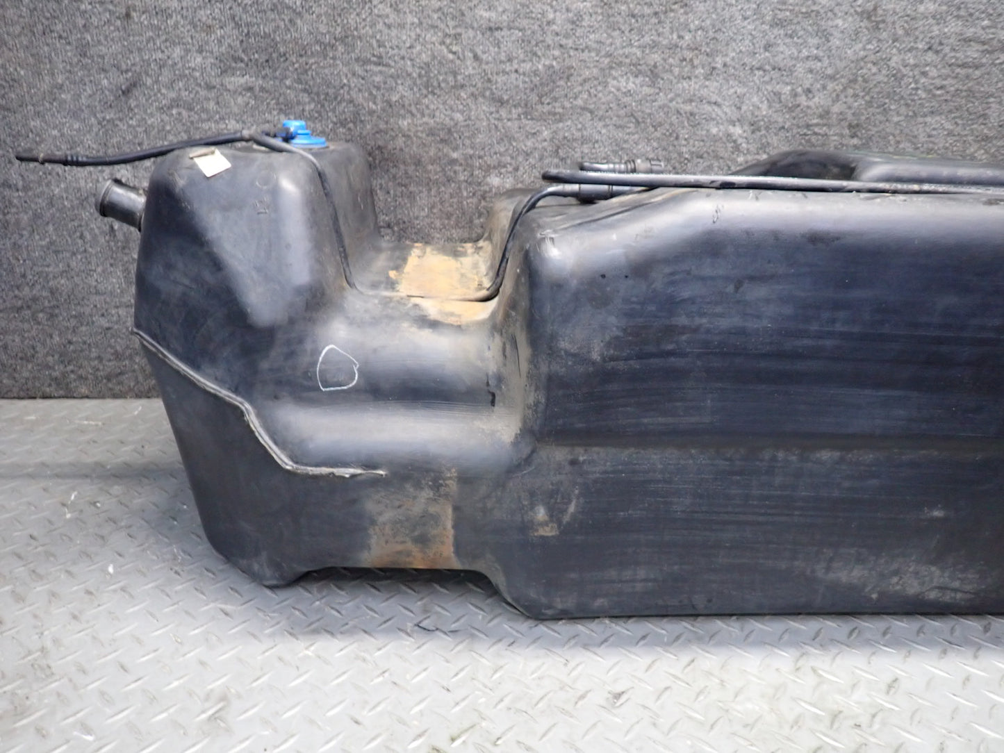 2004-2007 Hummer H2 Gas Fuel Tank Unit w Lines 15125366