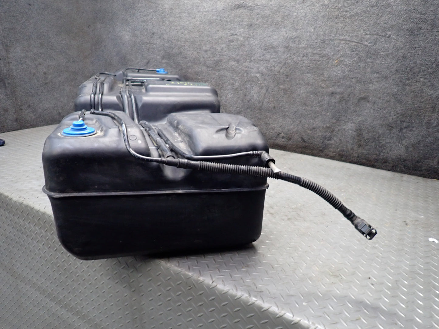2004-2007 Hummer H2 Gas Fuel Tank Unit w Lines 15125366