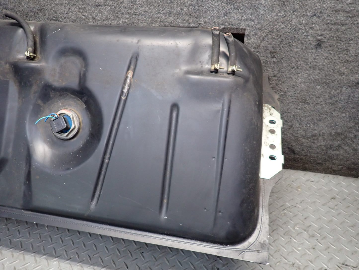 86-89 Mercedes R107 560SL Gas Fuel Tank Assembly w Filler Neck & Cap OEM