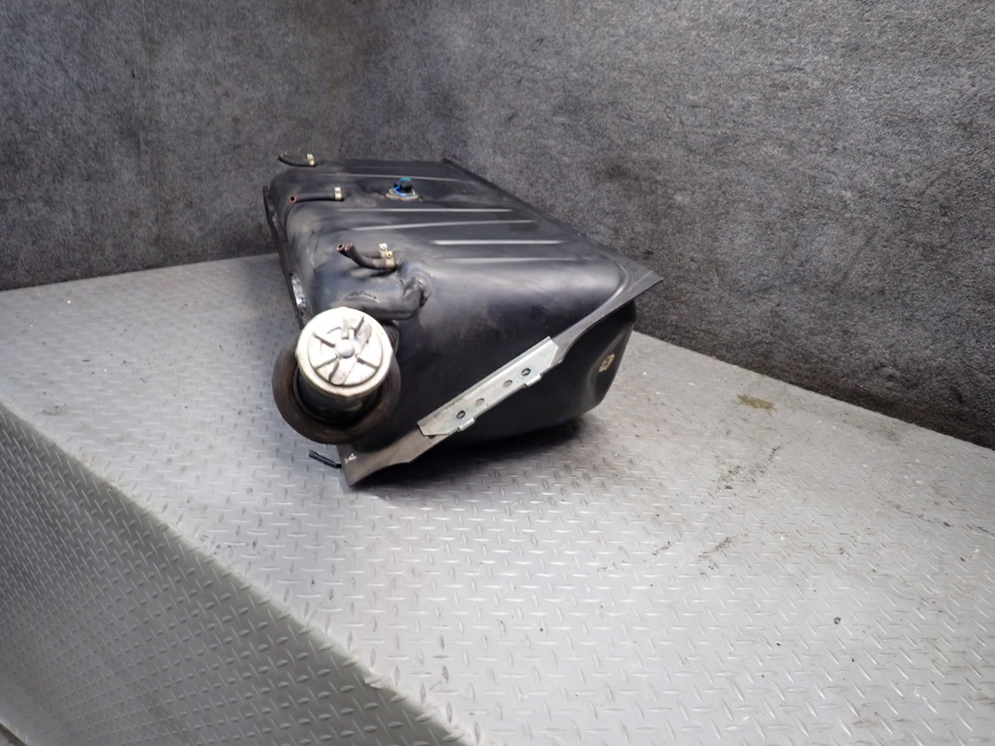 86-89 Mercedes R107 560SL Gas Fuel Tank Assembly w Filler Neck & Cap OEM