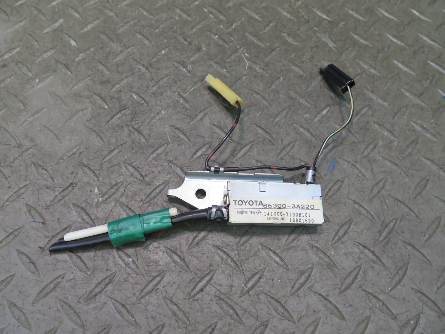 99-01 Toyota Crown JZS175 Antenna Amplifier 86300-3A220 OEM