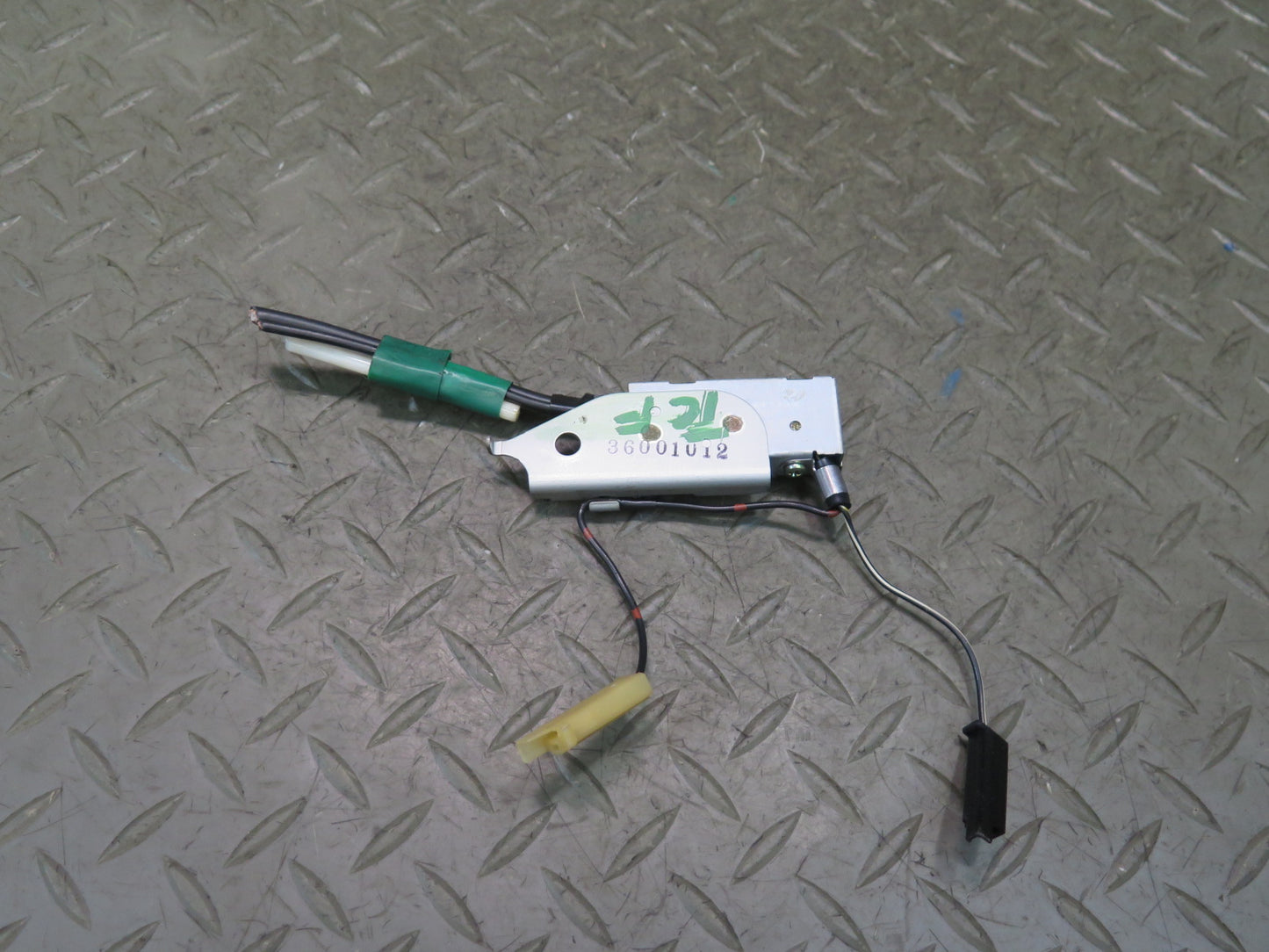 99-01 Toyota Crown JZS175 Antenna Amplifier 86300-3A220 OEM