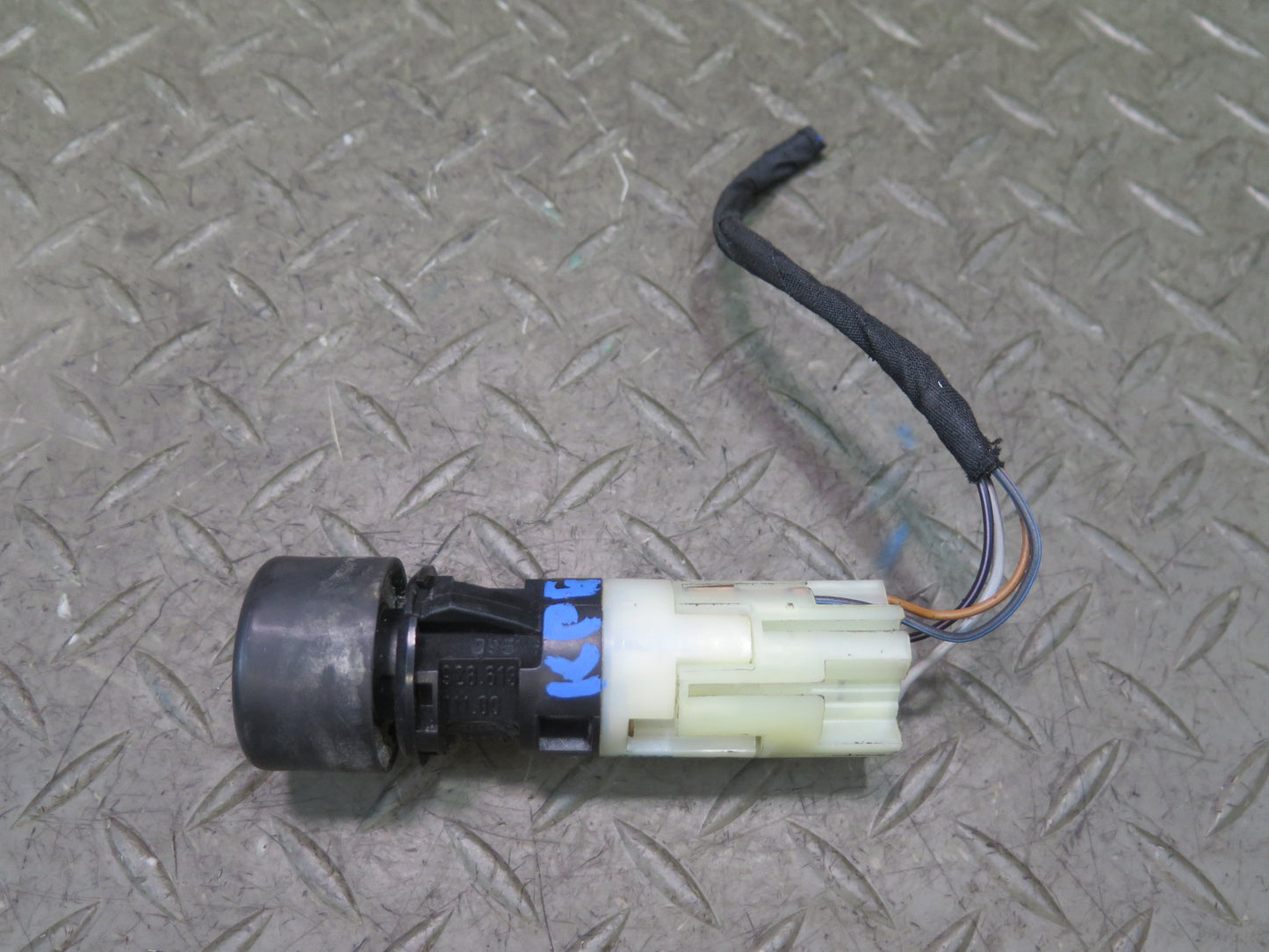 1984-1991 Porsche 928 Fog Light Lamp Button Switch 92861311100
