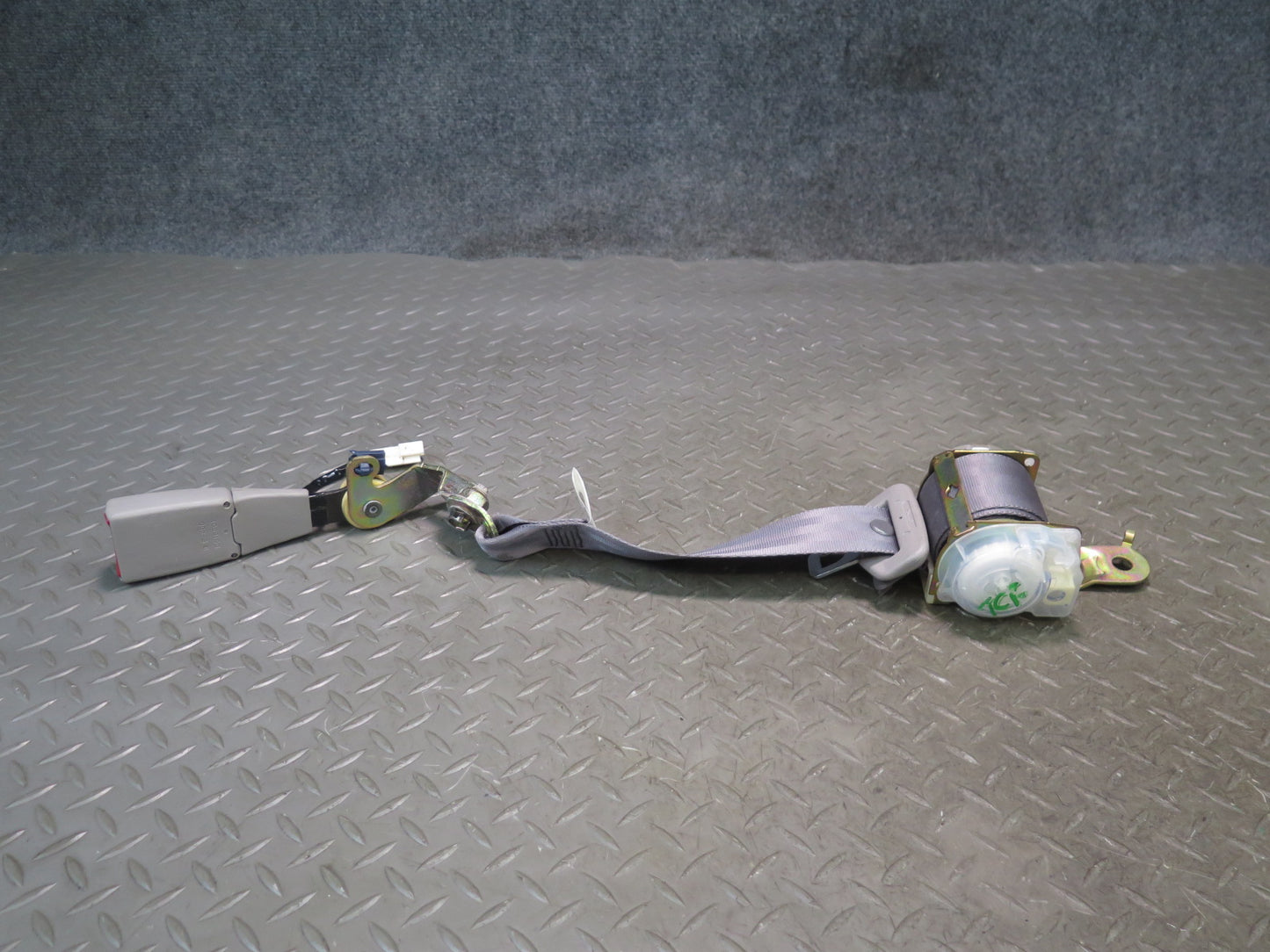 99-01 TOYOTA CROWN JZS175 3PCS REAR SEATBELT RETRACTORS & SEATBELT BUCKLE SET OEM