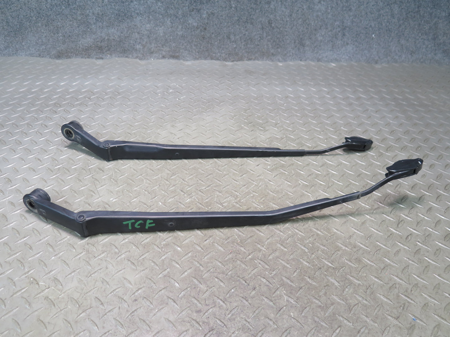 99-01 Toyota Crown JZS175 Front Left & Right Windshield Wiper Arm Set OEM