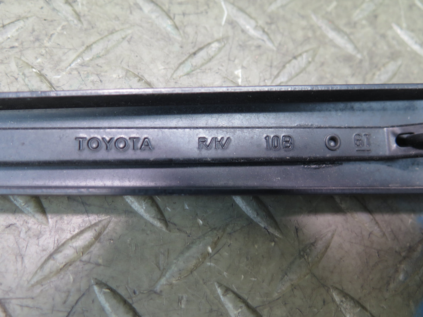 99-01 Toyota Crown JZS175 Front Left & Right Windshield Wiper Arm Set OEM