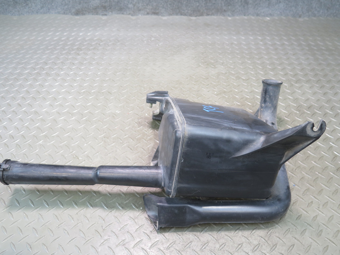99-01 Toyota Crown JZS175 Windshield Washer Fluid Reservoir Tank w Pump OEM