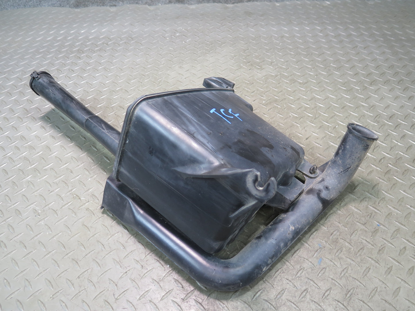99-01 Toyota Crown JZS175 Windshield Washer Fluid Reservoir Tank w Pump OEM