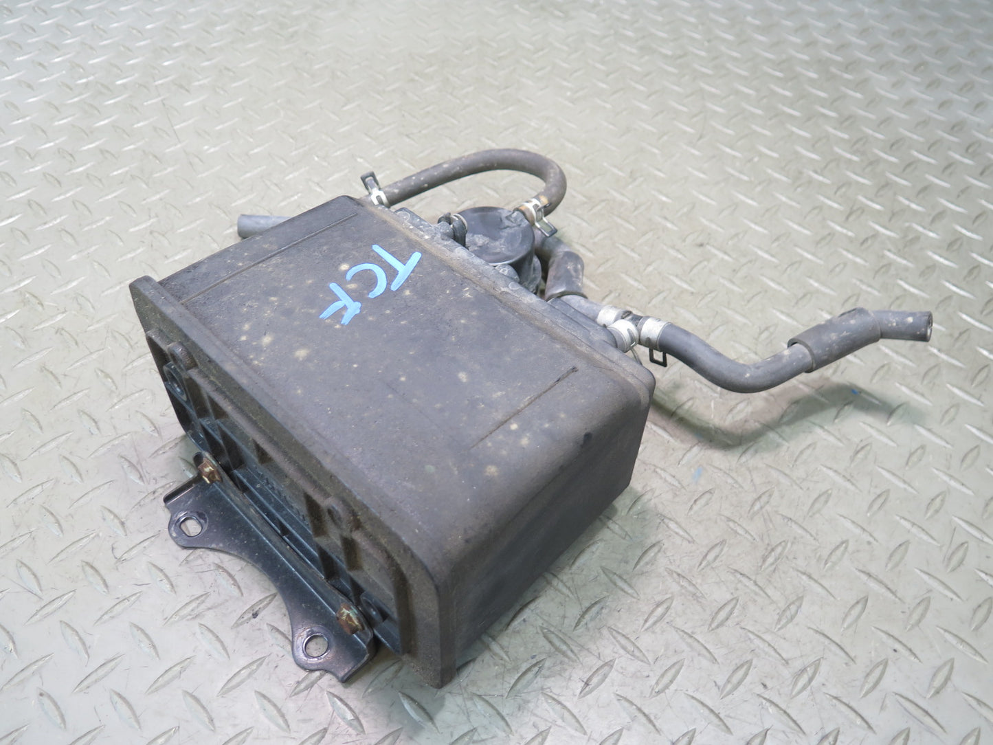 99-01 Toyota Crown JZS175 Fuel Evap Vapor Charcoal Canister OEM