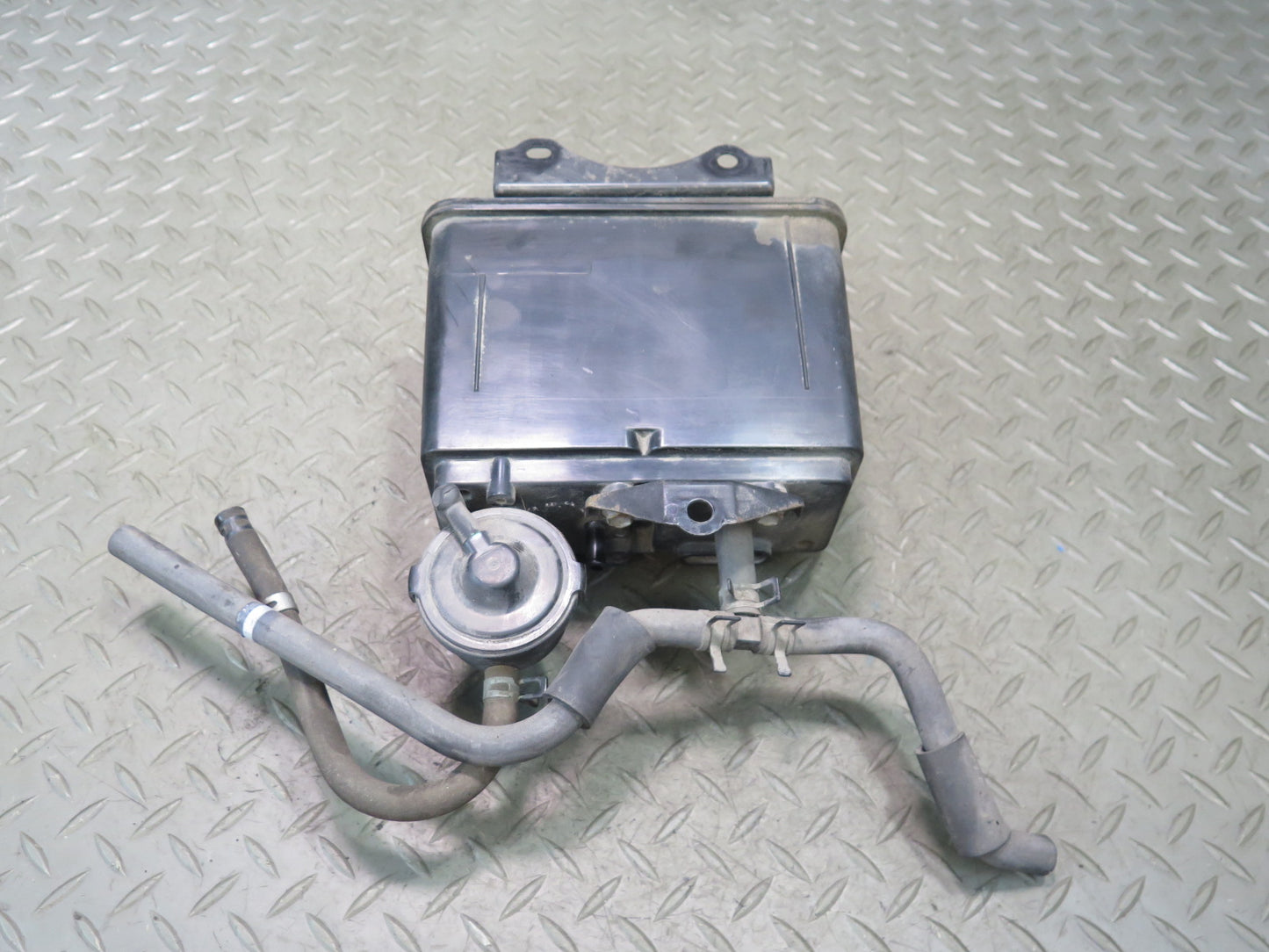 99-01 Toyota Crown JZS175 Fuel Evap Vapor Charcoal Canister OEM