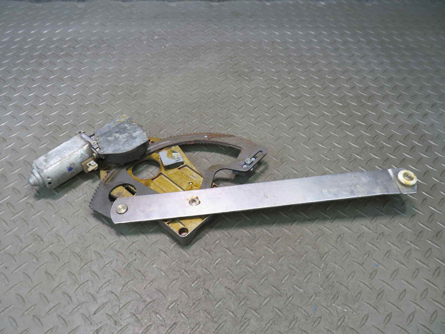 1984-1991 Porsche 928 Right Door Window Regulator w Motor