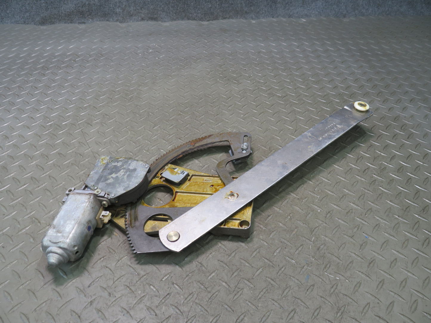 1984-1991 Porsche 928 Right Door Window Regulator w Motor