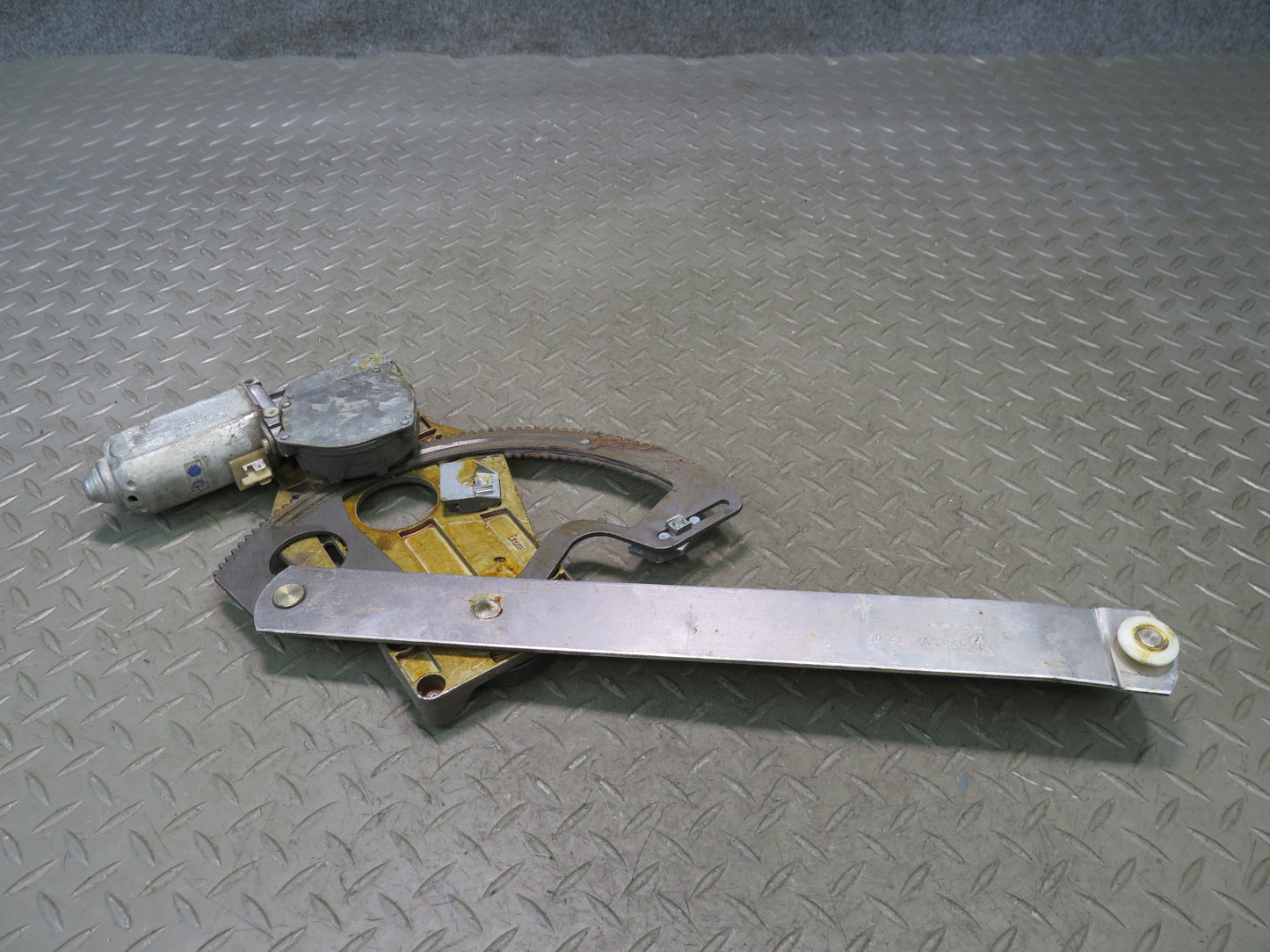 1984-1991 Porsche 928 Right Door Window Regulator w Motor