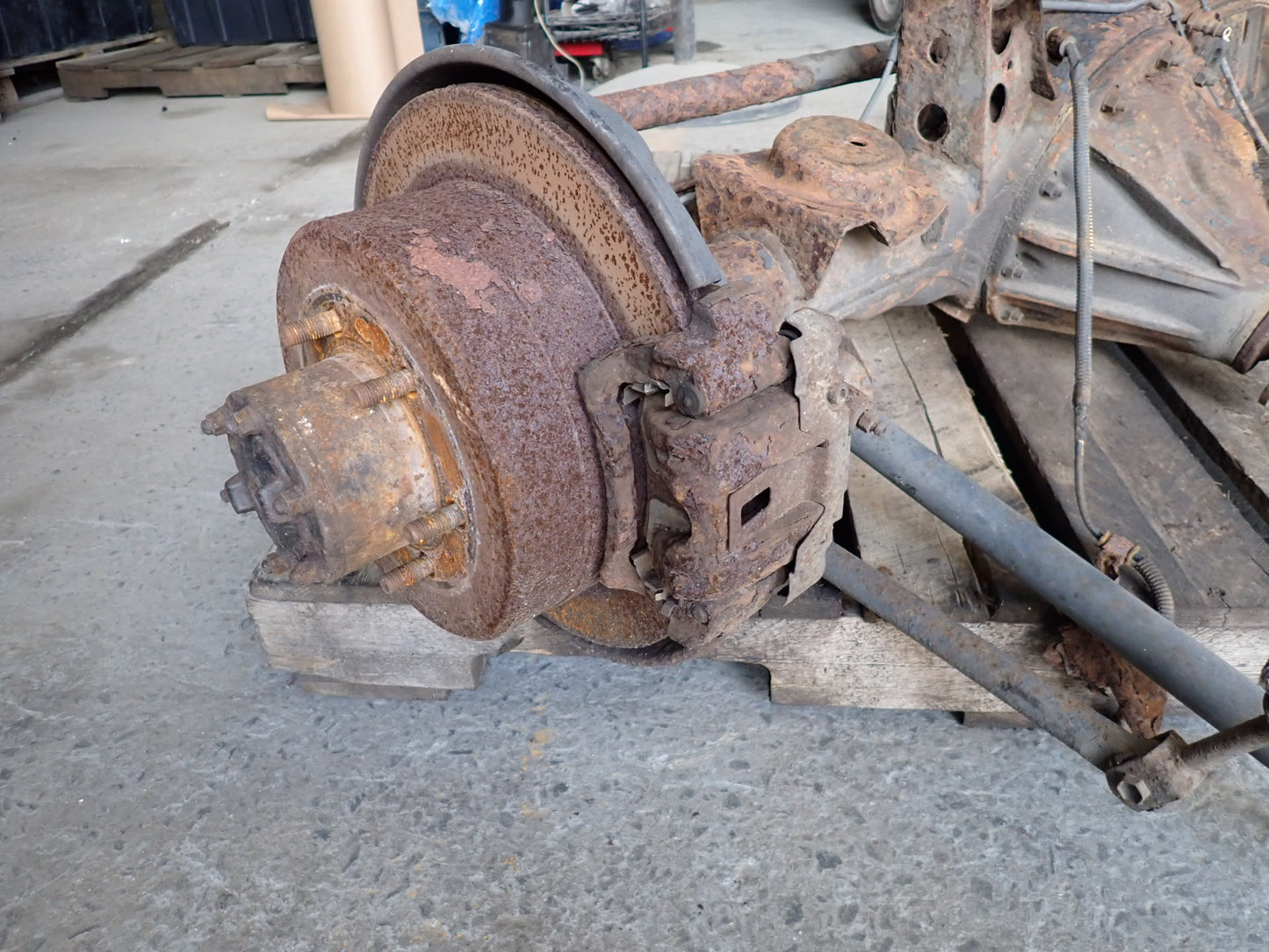 96-97 Lexus LX450 4WD Rear Axle Wheel Hub Differential Carrier 4.10 Ratio w ABS