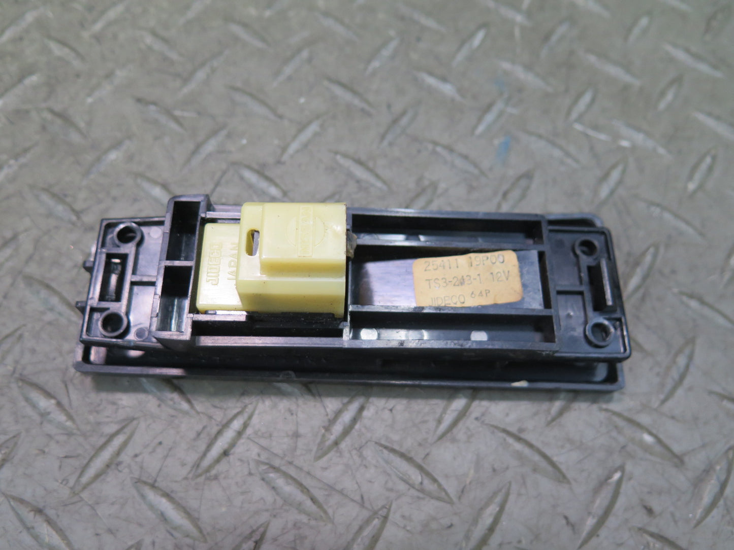 84-86 Nissan Z31 300ZX 2+0 Right Door Power Window Switch 25411-19P00 OEM
