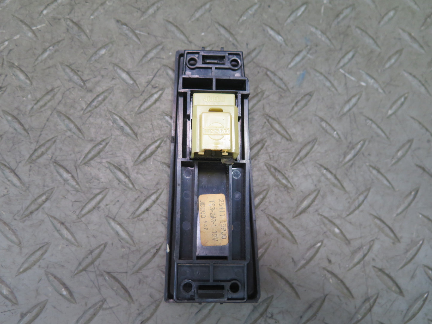84-86 Nissan Z31 300ZX 2+0 Right Door Power Window Switch 25411-19P00 OEM