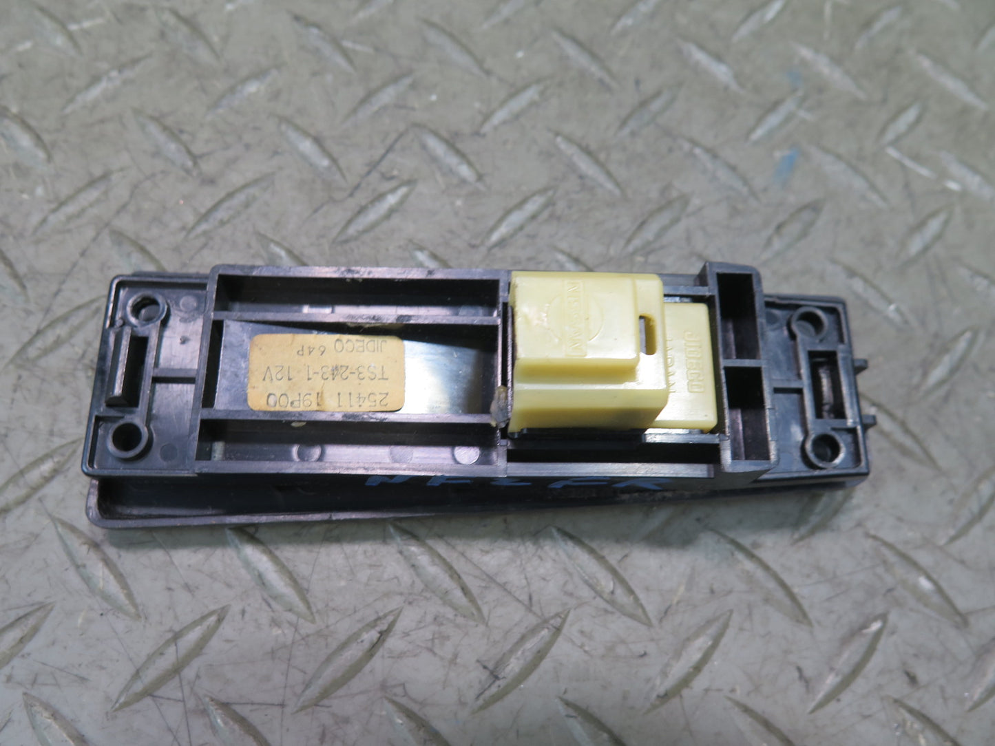 84-86 Nissan Z31 300ZX 2+0 Right Door Power Window Switch 25411-19P00 OEM