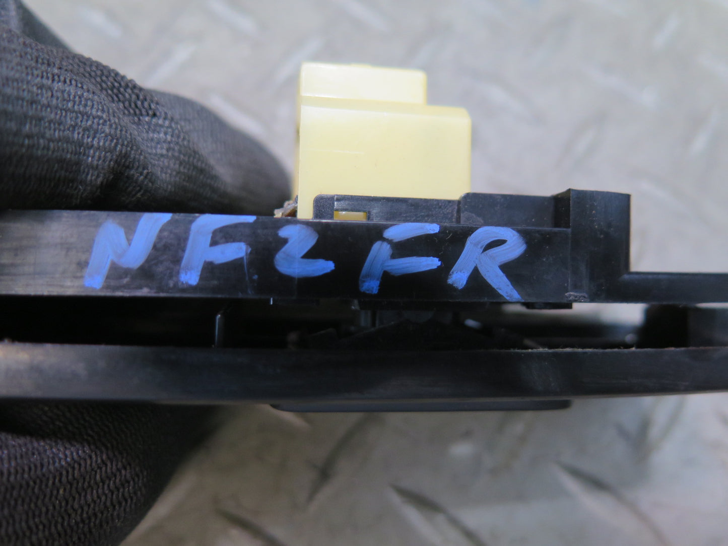 84-86 Nissan Z31 300ZX 2+0 Right Door Power Window Switch 25411-19P00 OEM