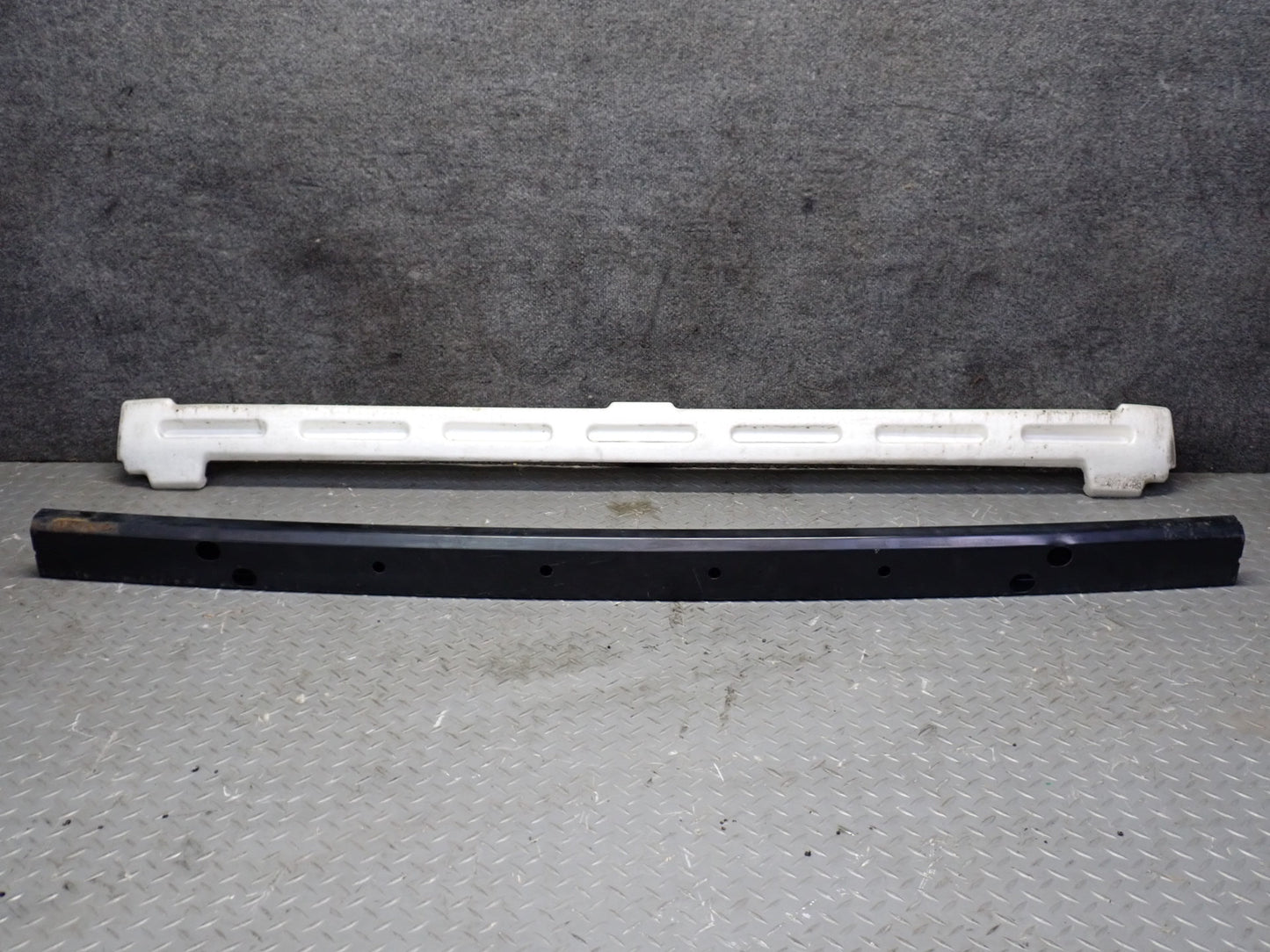 99-01 Toyota Crown JZS175 Rear Bumper Impact Reinforcement Bar w Foam Set OEM