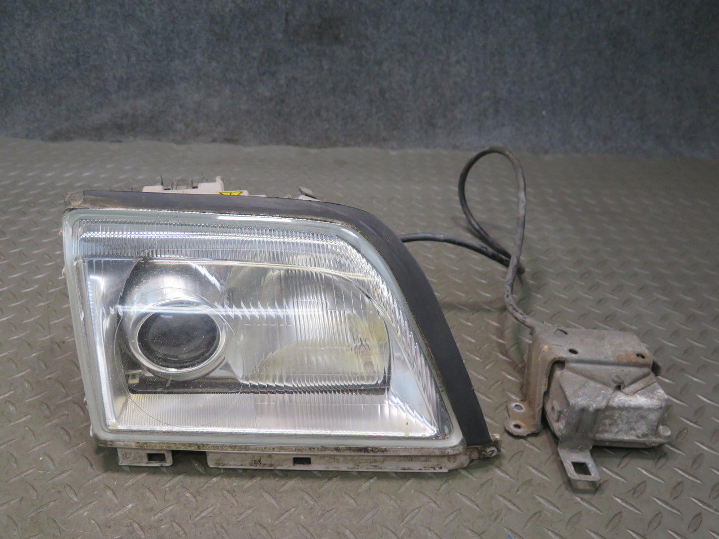 96-02 Mercedes R129 Front Right Xenon Headlight Lamp w Ballast OEM