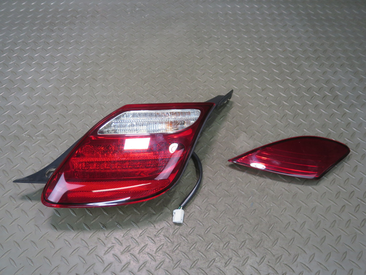 06-10 Lexus SC430 Rear Left & Right  Tail Light Taillight Lamp Set OEM