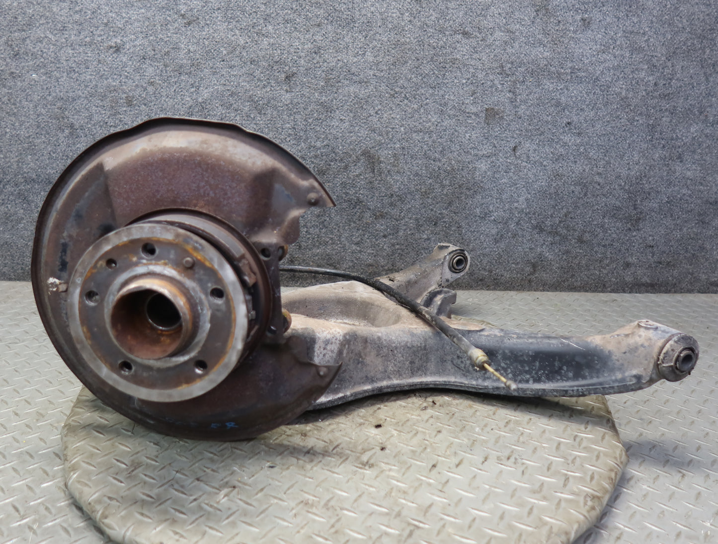 86-89 Mercedes R107 560SL Rear Right Trailing Arm Spindle Knuckle Wheel Hub OEM
