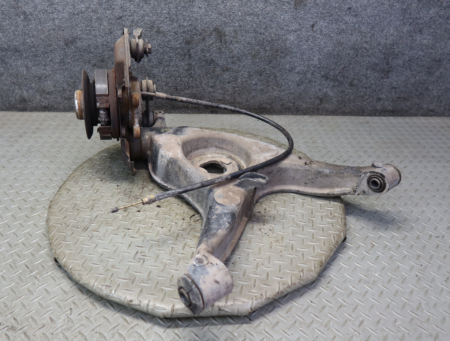 86-89 Mercedes R107 560SL Rear Right Trailing Arm Spindle Knuckle Wheel Hub OEM
