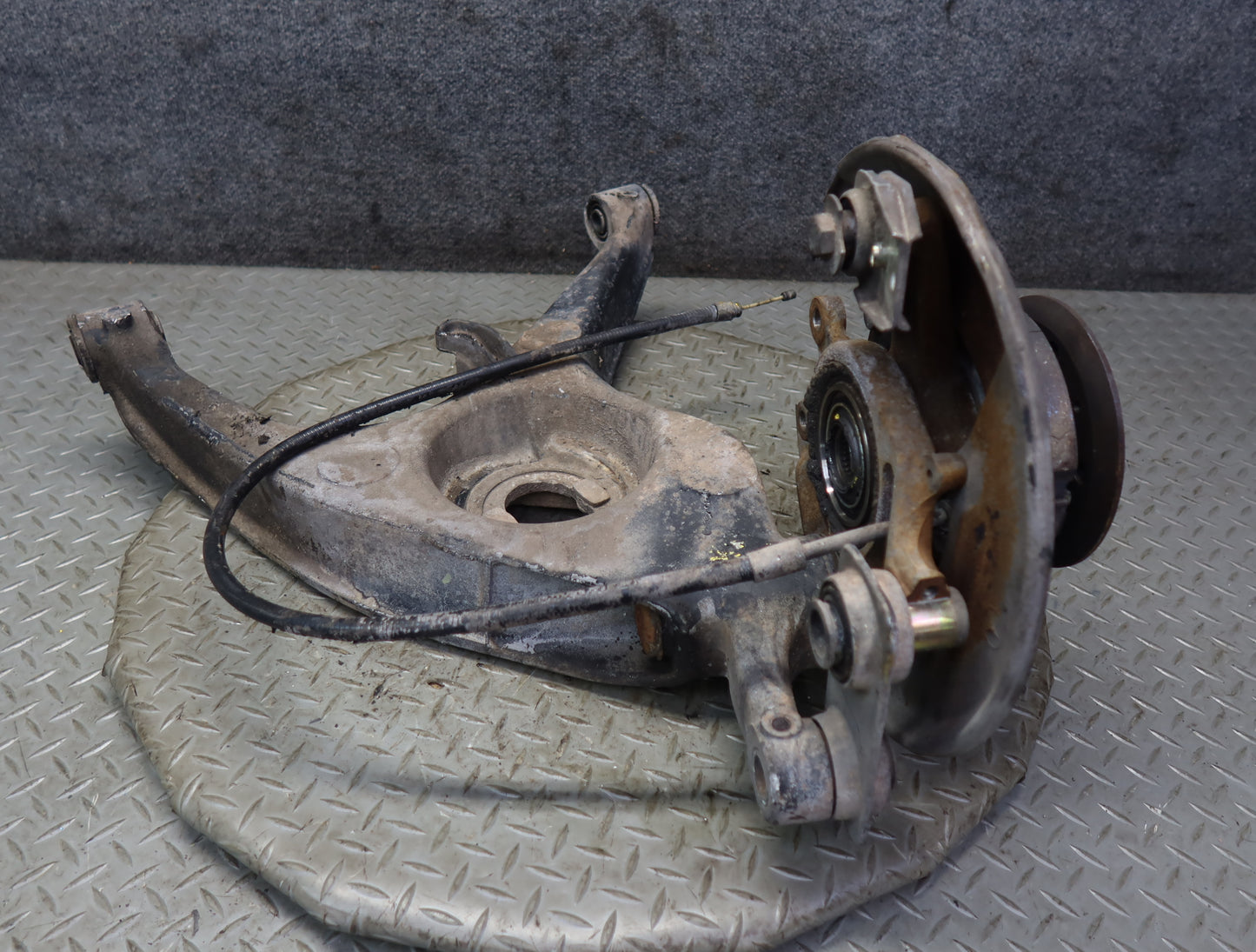 86-89 Mercedes R107 560SL Rear Right Trailing Arm Spindle Knuckle Wheel Hub OEM