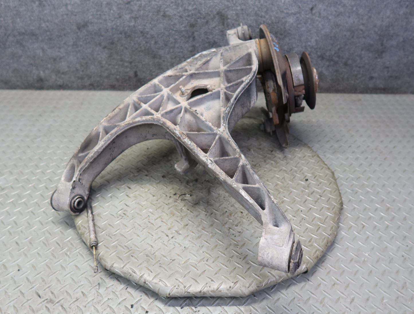 86-89 Mercedes R107 560SL Rear Right Trailing Arm Spindle Knuckle Wheel Hub OEM
