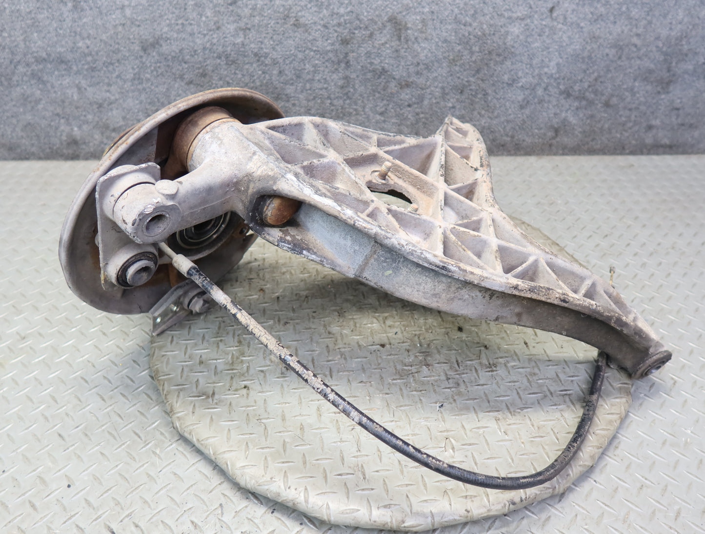 86-89 Mercedes R107 560SL Rear Right Trailing Arm Spindle Knuckle Wheel Hub OEM