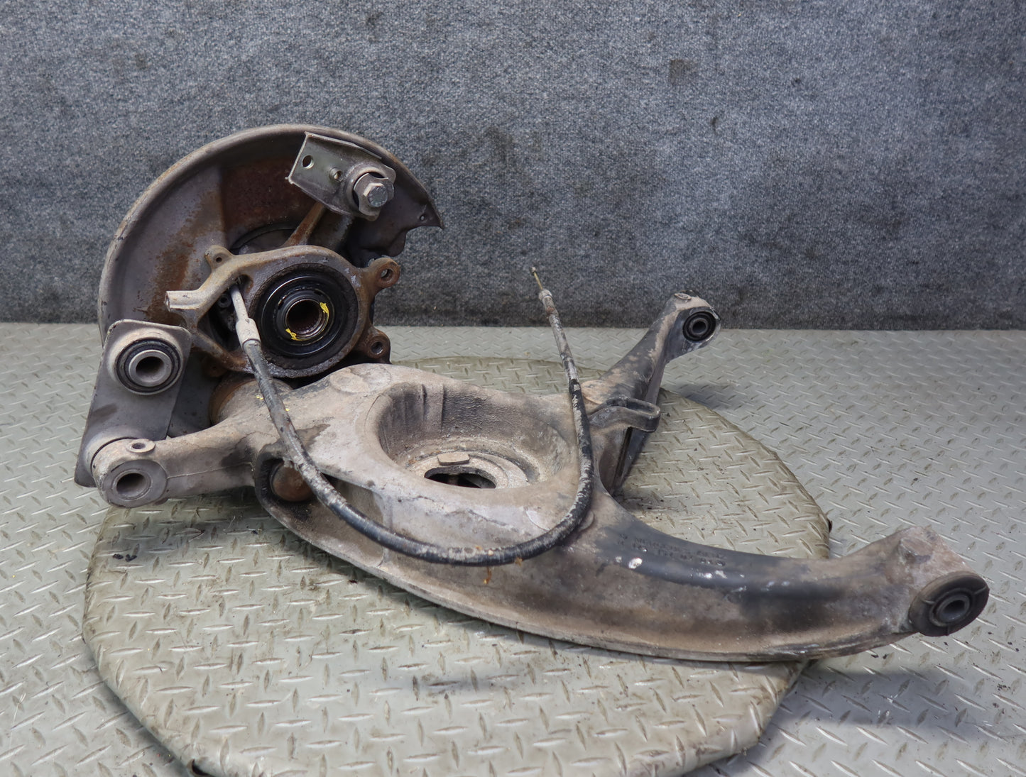 86-89 Mercedes R107 560SL Rear Left Trailing Arm Spindle Knuckle Wheel Hub OEM