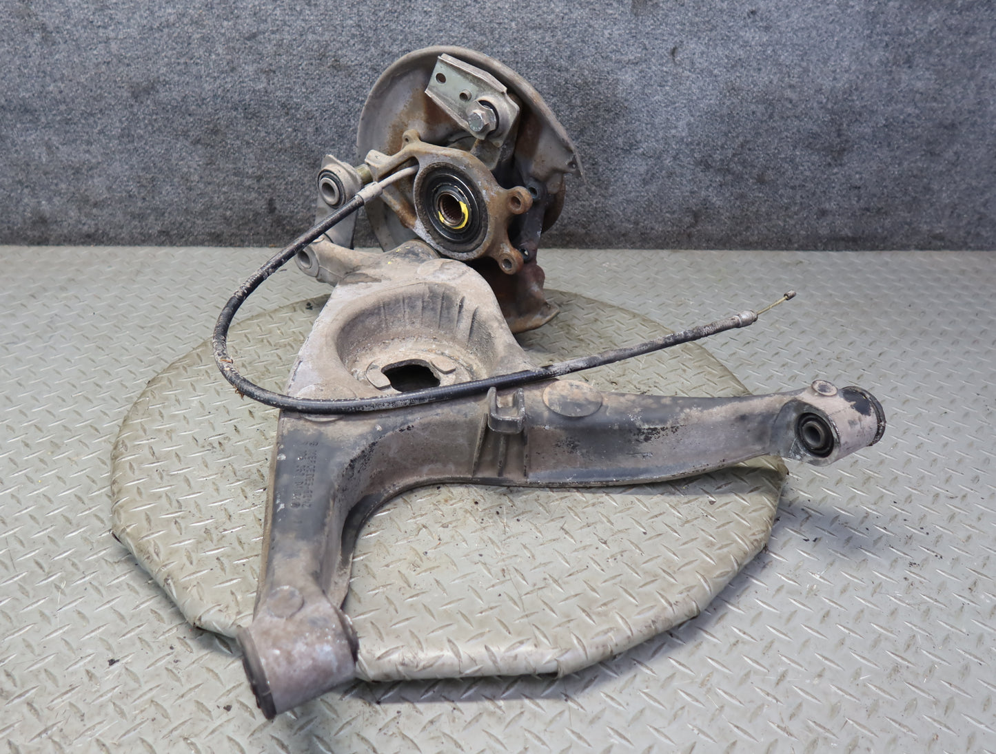 86-89 Mercedes R107 560SL Rear Left Trailing Arm Spindle Knuckle Wheel Hub OEM