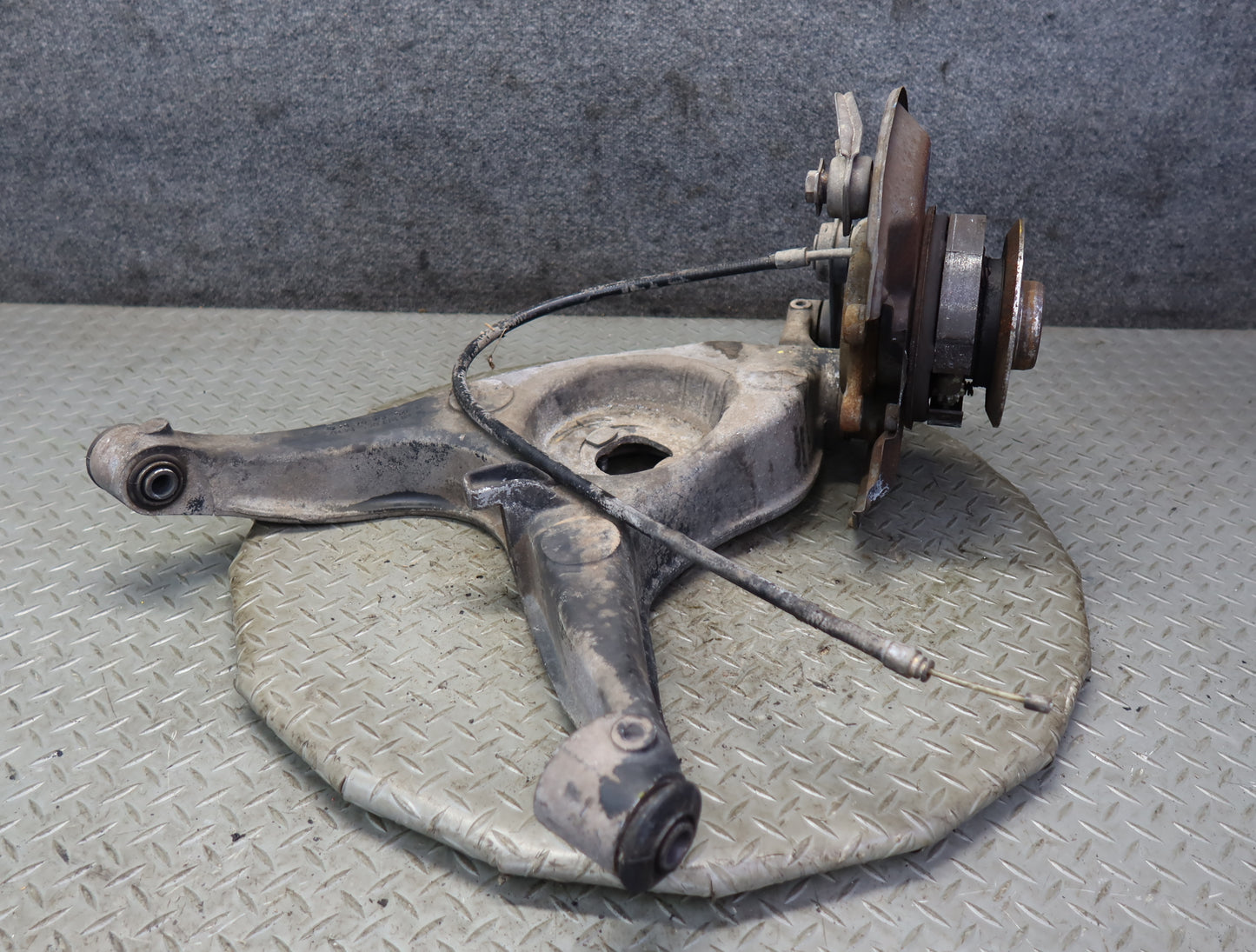 86-89 Mercedes R107 560SL Rear Left Trailing Arm Spindle Knuckle Wheel Hub OEM