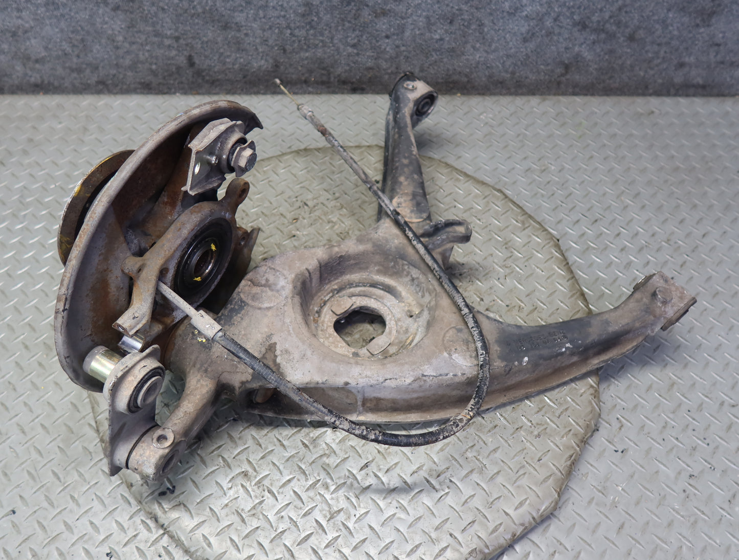 86-89 Mercedes R107 560SL Rear Left Trailing Arm Spindle Knuckle Wheel Hub OEM